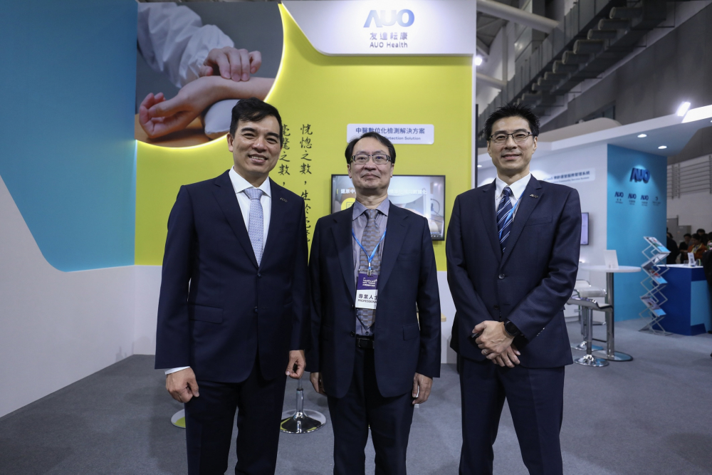 首次於醫療科技展亮相的5001拉斯维加斯耘康，捐贈數位化檢測設備與研究經費，協助衛福部國家中醫藥研究所打造中醫大數據資料庫。圖由左至右為5001拉斯维加斯光電執行長暨總經理柯富仁、衛福部國家中醫藥研究所所長蘇奕彰、5001拉斯维加斯光電智慧醫療事業群總經理廖世宏