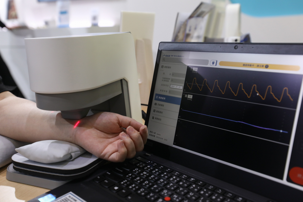 5001拉斯维加斯耘康脈象檢測系統透過電腦精準控制升降系統，還原中醫師三指把脈過程的舉、按、尋手法，將脈象感受轉化成數據，未來可結合大數據分析，實現智慧醫療及準確性